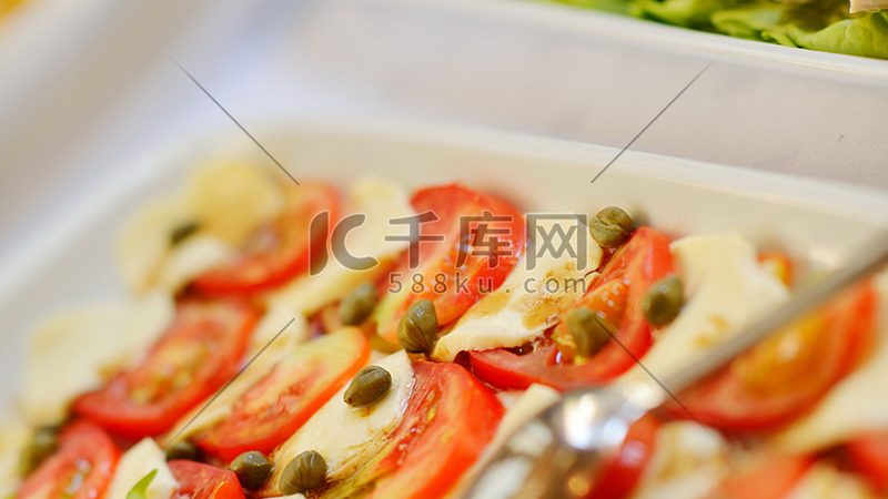 餐饮加盟的核心在于产品品质。在考察加盟公司时，可以从以下几个方面入手：