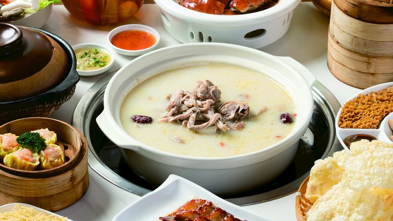 酸汤火锅与番茄锅底：一场火锅底料的味觉对决